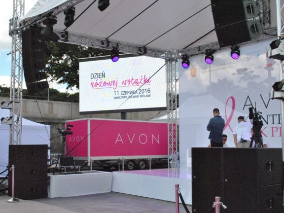 Mobilna przyczepa oklejona w logo AVON